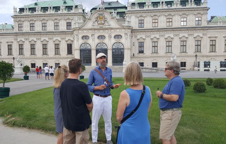 Guide speaking in front of the Palace.