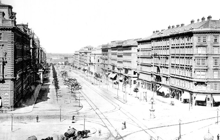 A black and white photo of the construction of avenues.